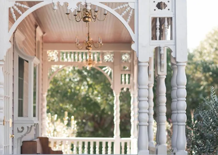 The Gilded Lady - The Wedding Apartment *