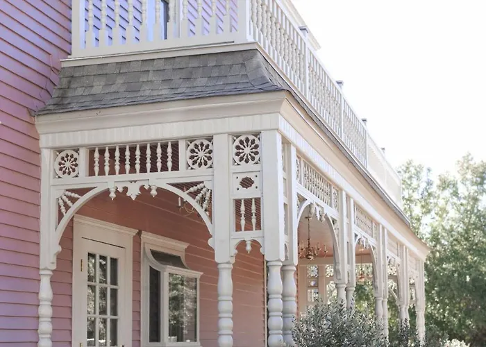 The Gilded Lady - The Wedding Apartment Pensacola